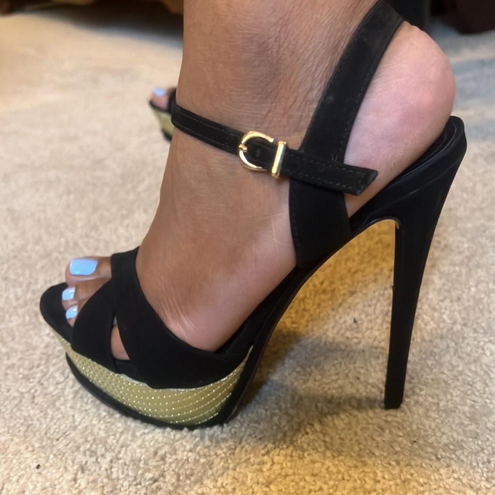 Steve Madden SURRNDER strappy platform heels. Black suede material.